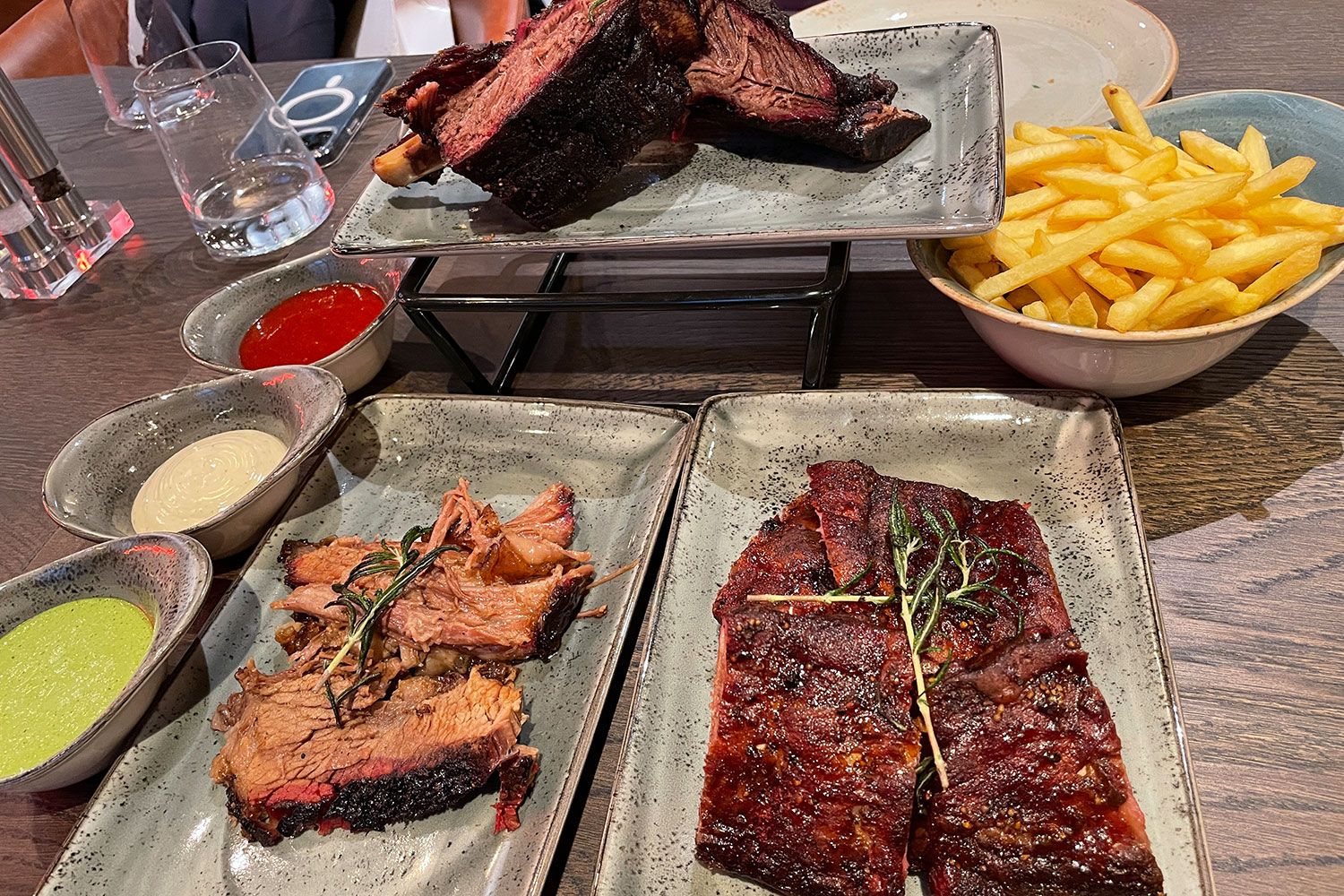 Beef Ribs (oben), Brisket (links), Spare Ribs (rechts)