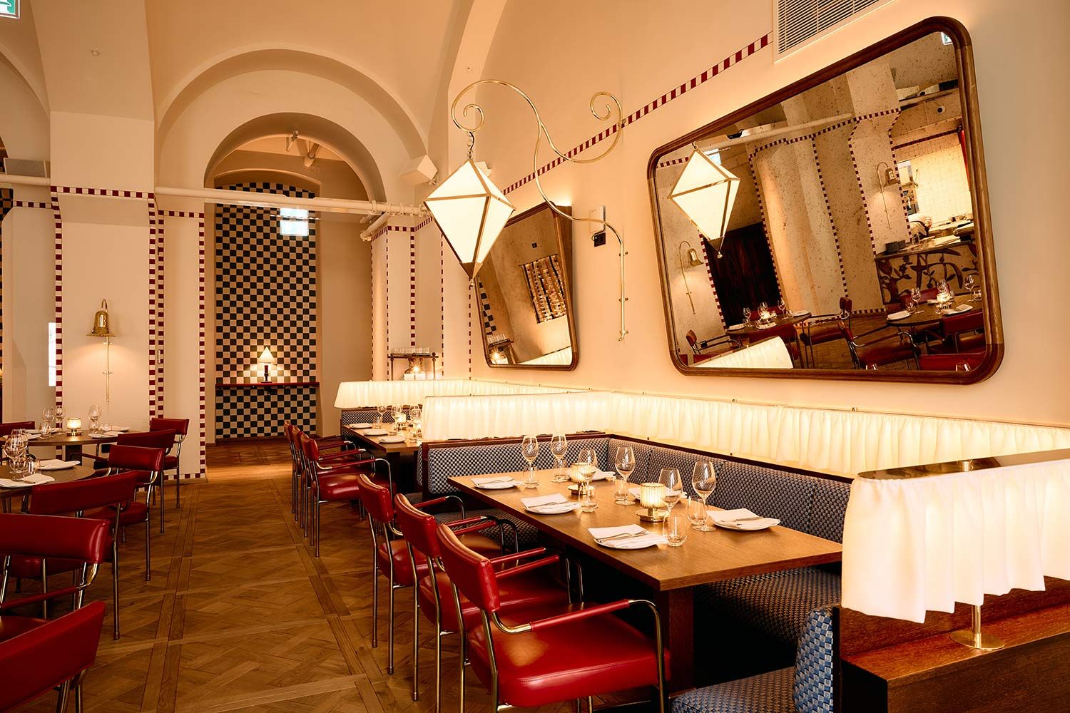 Wilde Aparthotels Kaffeehaus-Ambiente mit Messing-Lamperie