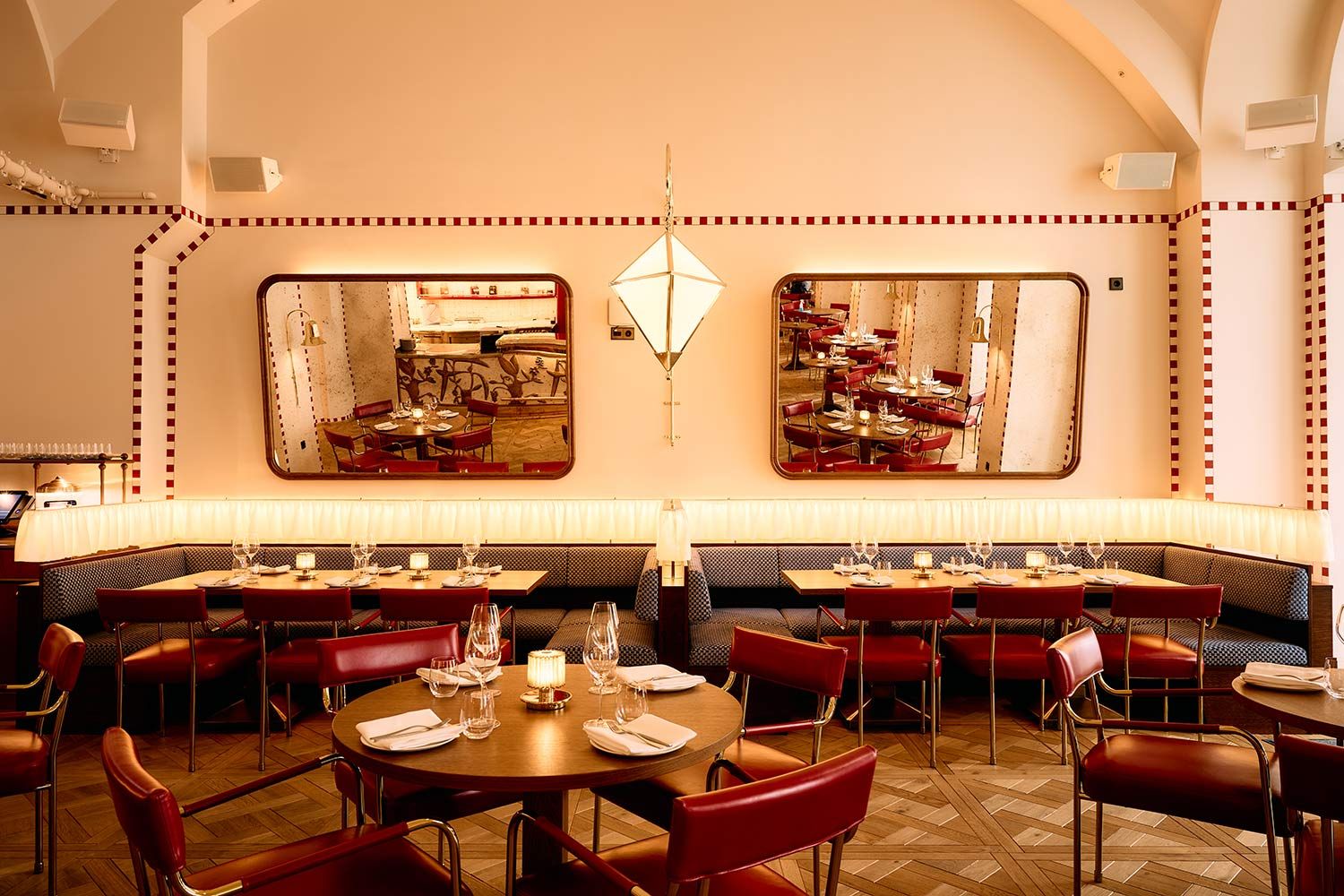 Wilde Aparthotels Raffiniert arrangierte Spiegel