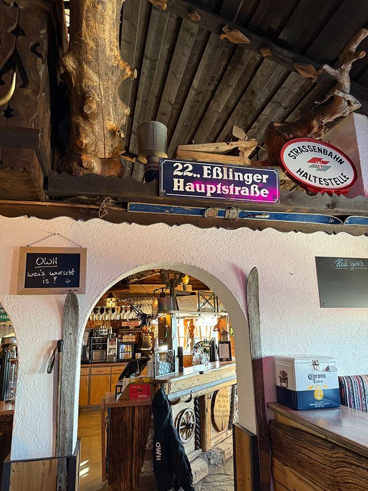 Bernhard Degen Blick in die urige Onkel Willys Hütte