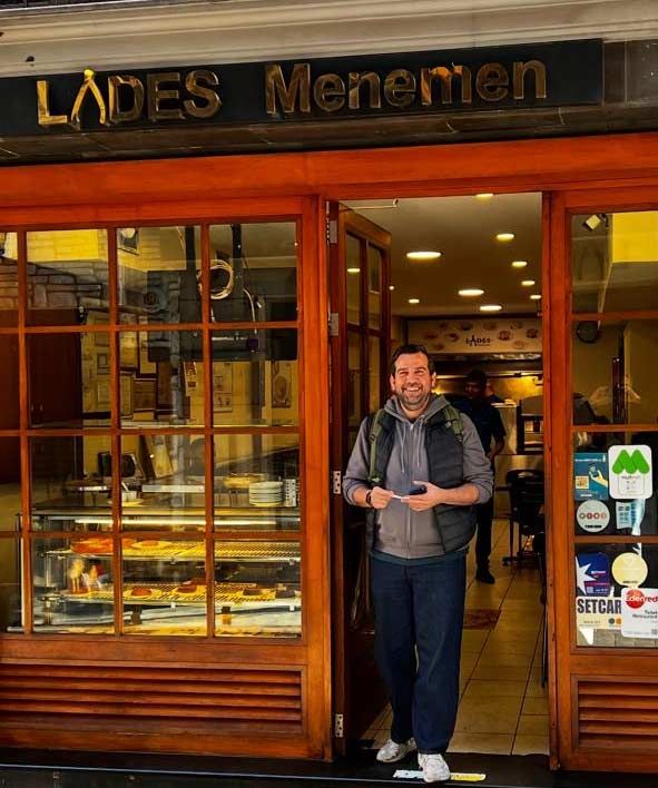 Wolfgang Schedelberger Maksut Askar vom Neolokal in seinem liebsten Frühstückslokal im Stadtteil Pera