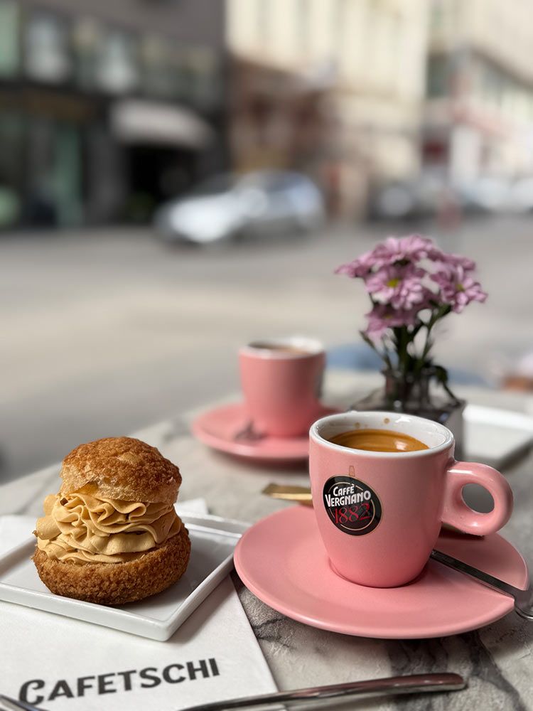 Bernhard Degen Ein Kaffeetschi im Schanigarten