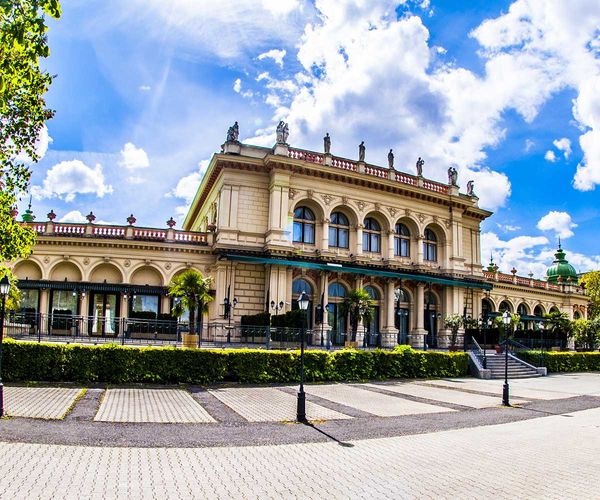 Der Kursalon von der Stadtpark-Seite aus gesehen