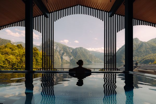 Julia Nimke Infinity Pool im Rooftop BergSpa