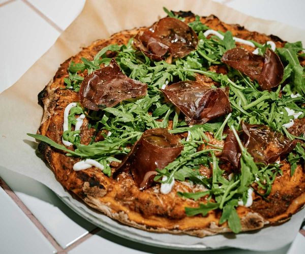 Römische Pizza mit Bresaola, Ricotta und Rucola