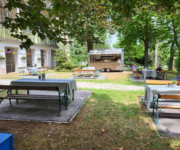 Der Foodtruck zwischen zwei Pavillons