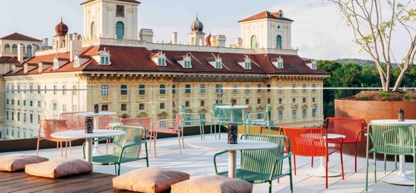 Die Rooftop-Bar vermittelt einen spektakulären Blick auf das Schloss 