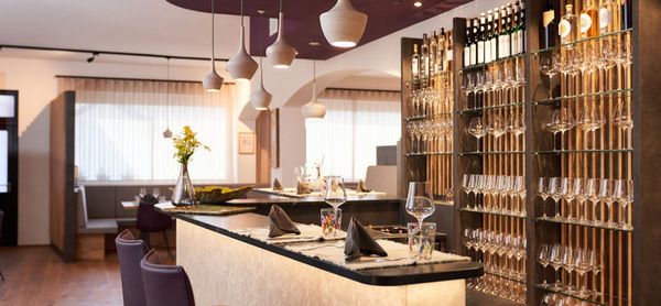 Barbereich mit Blick in die Gaststube