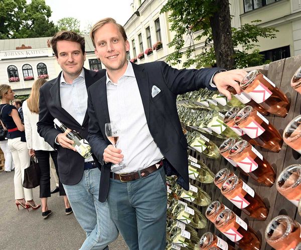 Maximilian Nimmervoll und Johannes Kattus mit den neu designten Flaschen