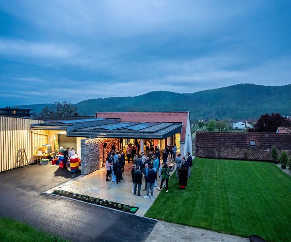 Blick auf die neue Terrasse des Weinguts Gattinger