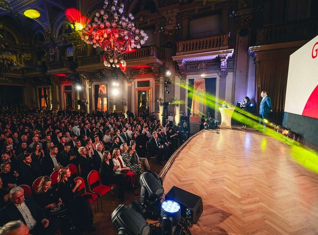 Miroslav Lekeš gibt bei der Gala in Prag die Pläne bekannt