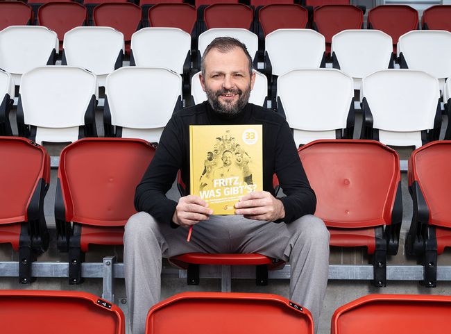 © Chris Singer Fritz Gampelhuber mit seinem neuen Kochbuch