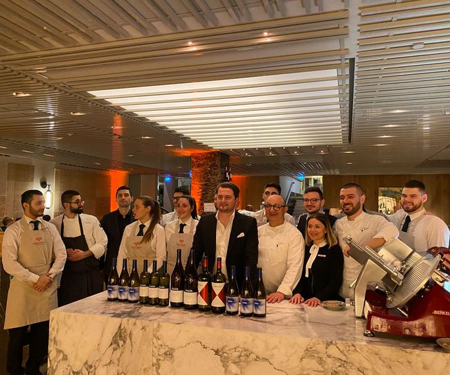 © Gault&Millau Ciccio Sultano und Giovanni Gaja mit dem Pastamara Team