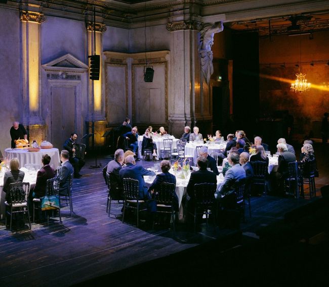 © Marcella Ruiz Cruz Im Burgtheater wird Theater und Kulinarik vereint