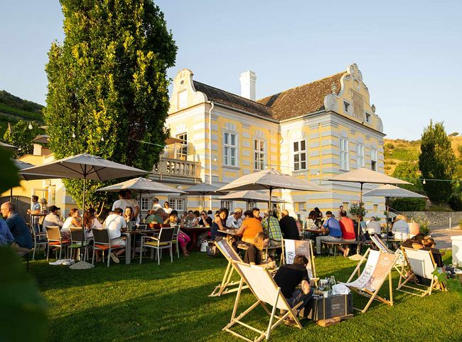 © Domäne Wachau / Paul Breuss Heurigengenuss vor dem barocken Kellerschlössel