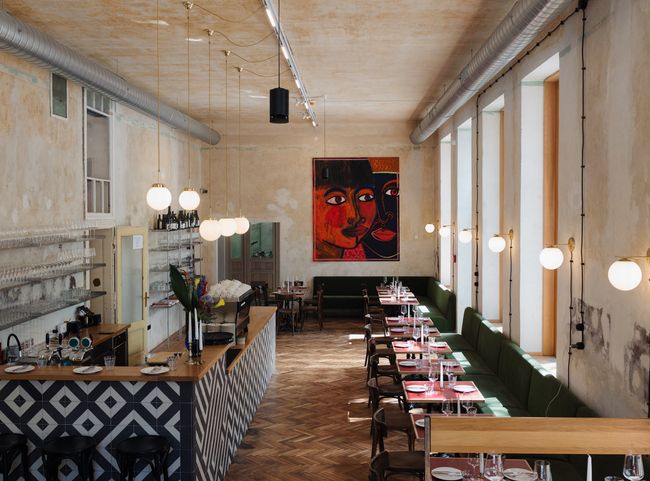 Gastraum mit Kunst und Original-Kugelleuchten