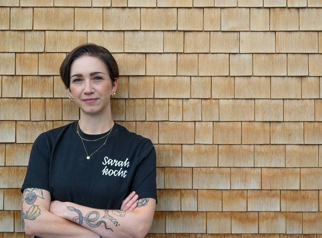 © Österreich Werbung/Jürgen Schmücking Sarah Brückner vor dem Egger Posthus