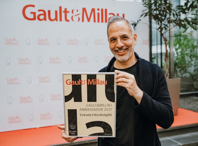 Yotam Ottolenghi mit der Urkunde
