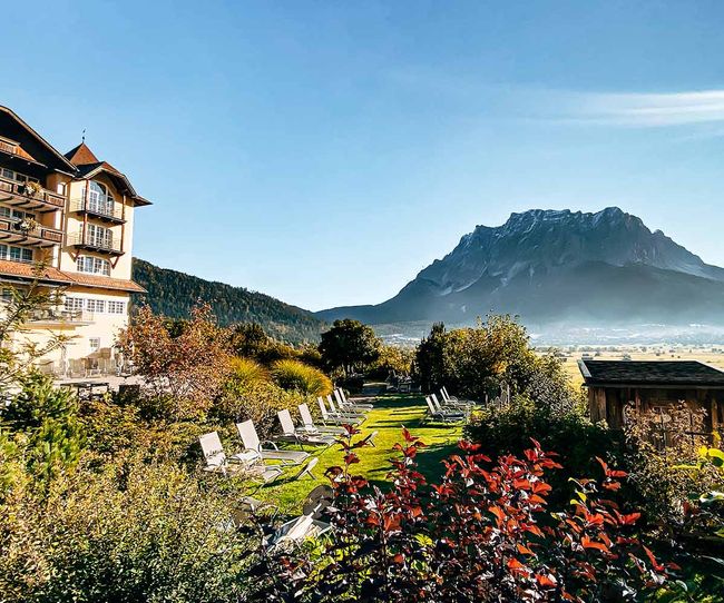 © Post Lermoos Das Hotel, der Garten, die Zugspitze