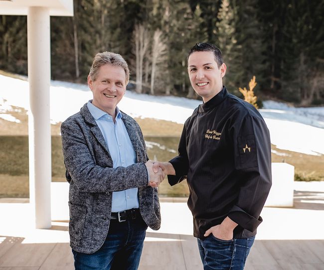 / Foto beigestellt Günter Lampert heißt David Wagger willkommen.