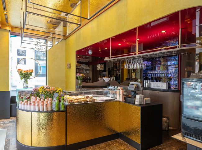 © Bernhard Buzin Vitrine und Bar im Cafetschi
