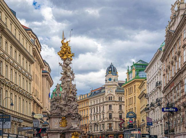 © Shutterstock Das Lokal liegt nur wenige Schritte von der Pestsäule entfernt.