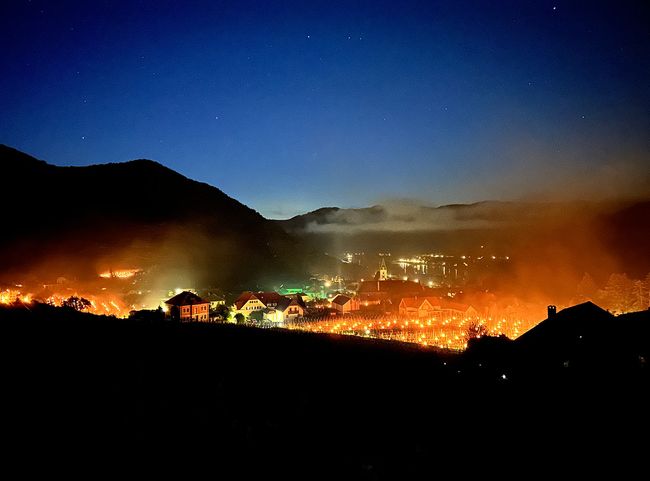 © Weingut FJ Gritsch Blick auf Spitz im Lichte tausender Frostkerzen