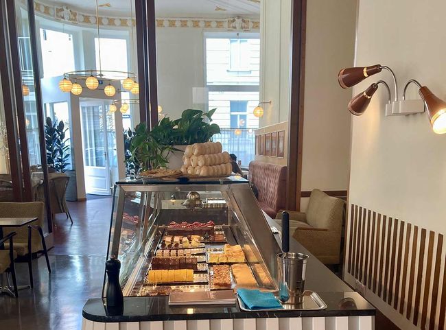 © Marko Locatin Neue Mehlspeisenvitrine im Café Prückel