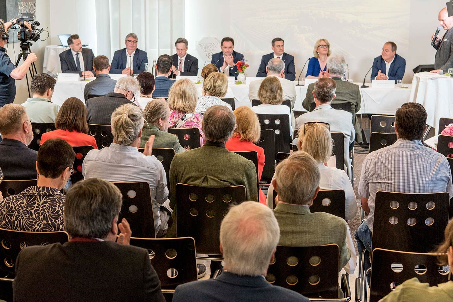 Hochrangiges Podium, großes Medieninteresse