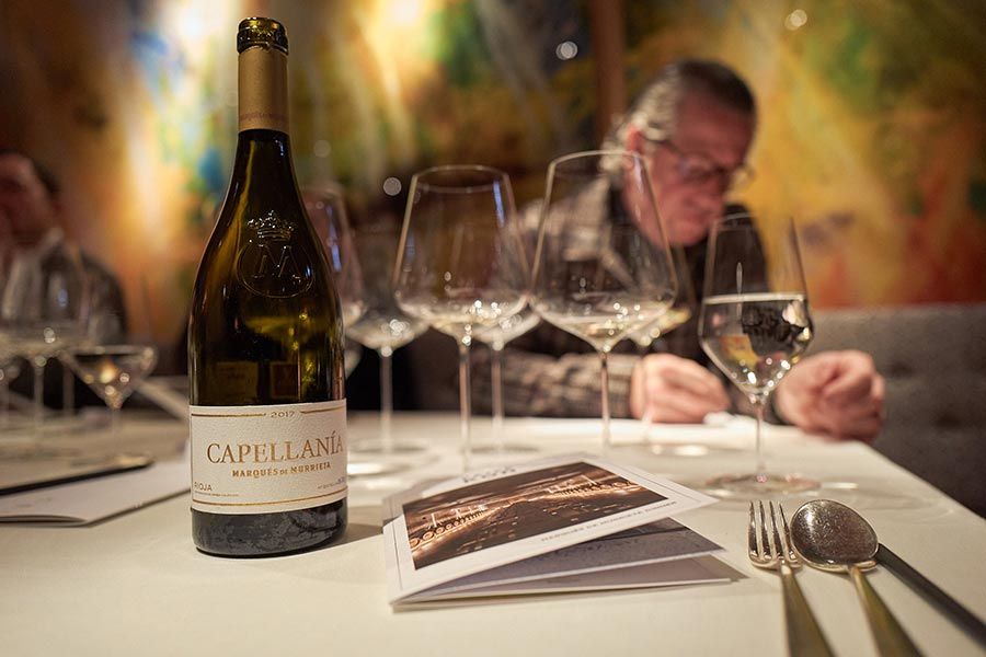 Capellanía 2017: Ein perfekter Rioja in Weiß, der sich hervorragend als Speisebegleiter zu Fisch mit kräftigen Saucen eignet. 