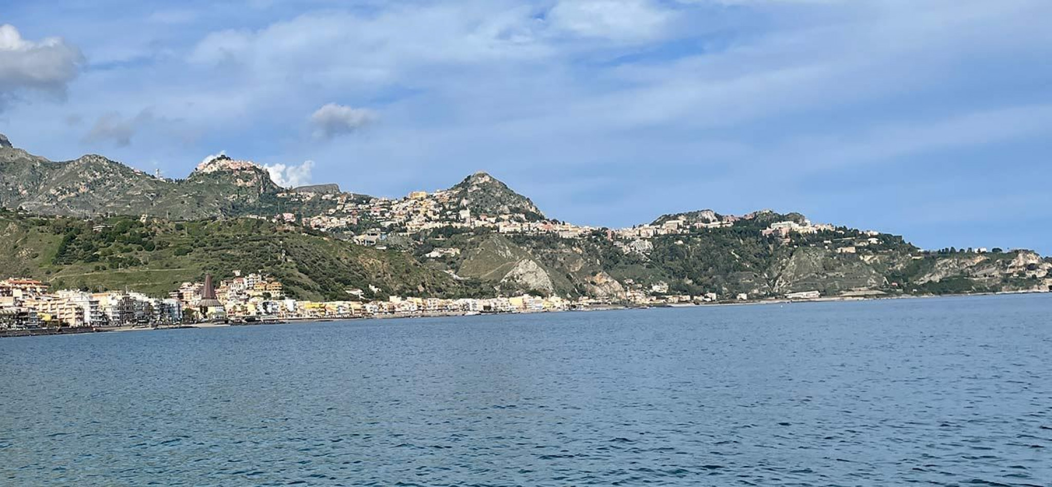 Taormina, links davon Castelmola, im Vordergrund Giardini Naxos