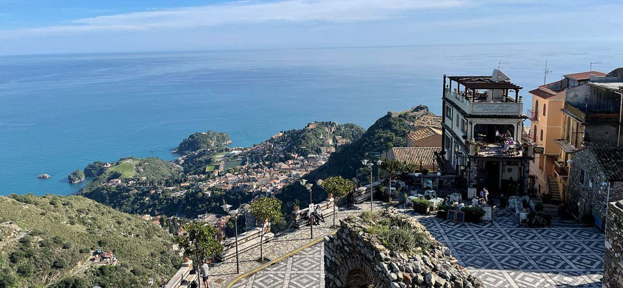 Blick von Castelmola auf Taormina, rechts die Pizzeria Nina