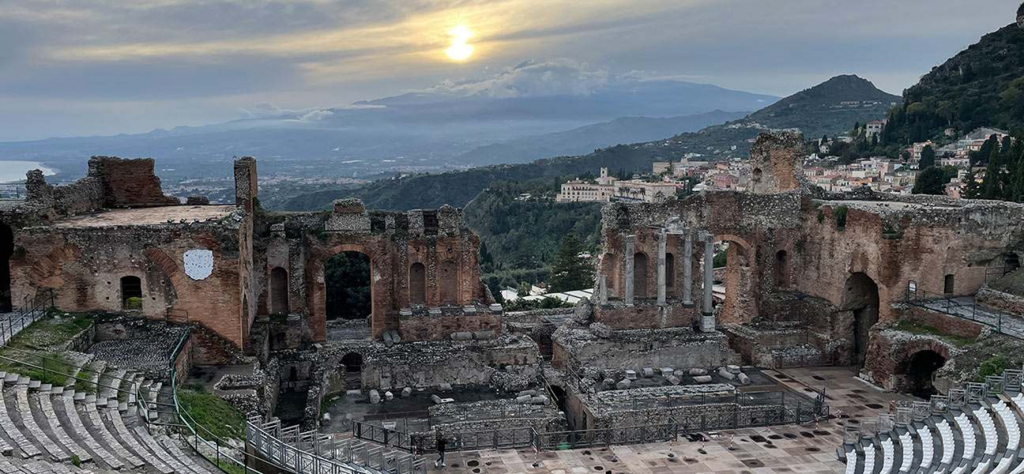 Das antike Theater von Taormina, im Hintergrund der Ätna