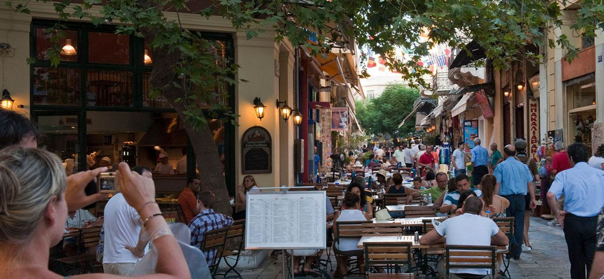 Im Plaka-Viertel liegen viele Tavernen, Cafés, Bars und Geschäfte