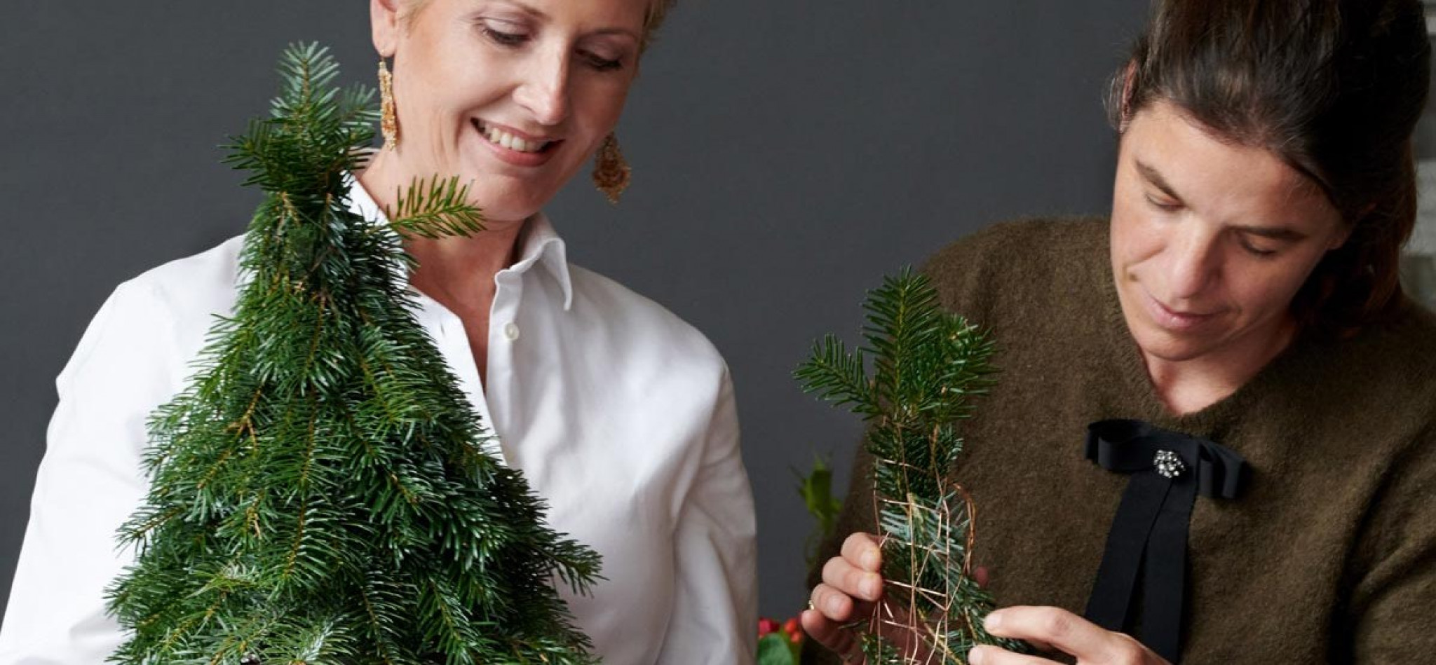 Martina Hohenlohe und Viktoria Wallner gestalten den Festtagstisch /