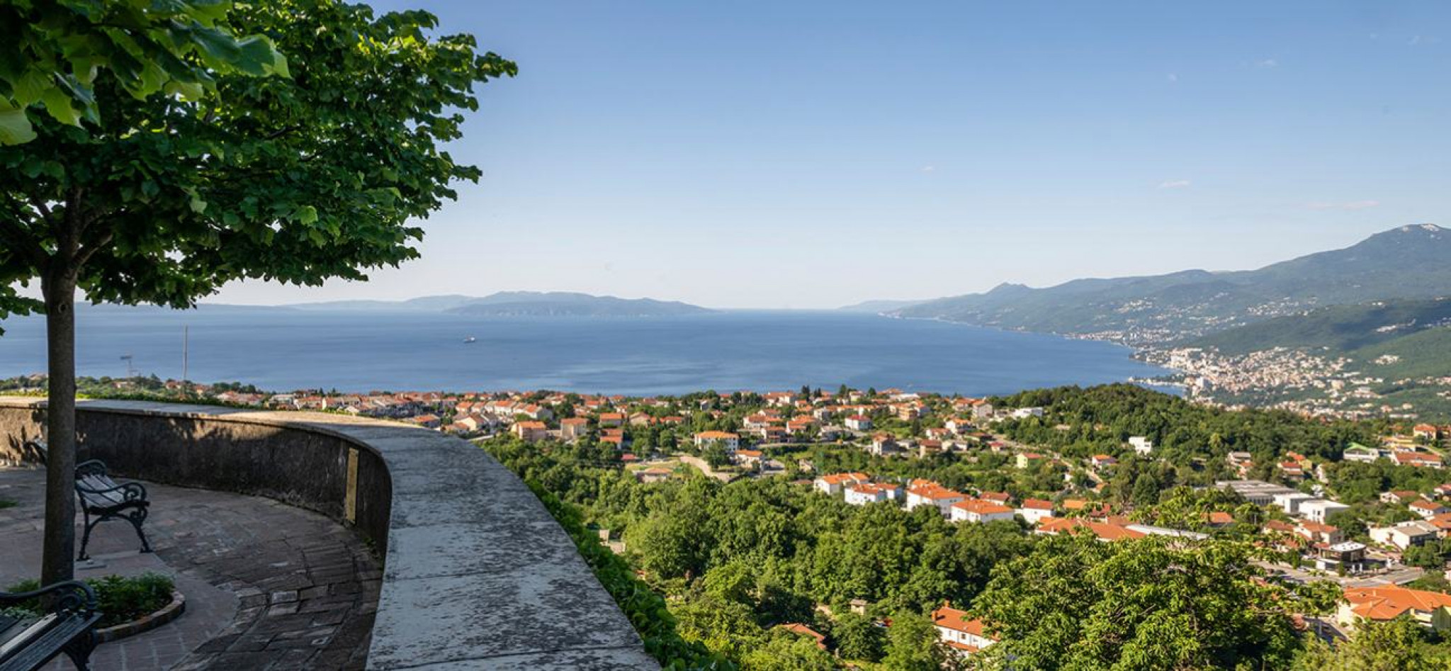 Blick von Kastav in die Kvarner Bucht, rechts im Bild liegt Opatija