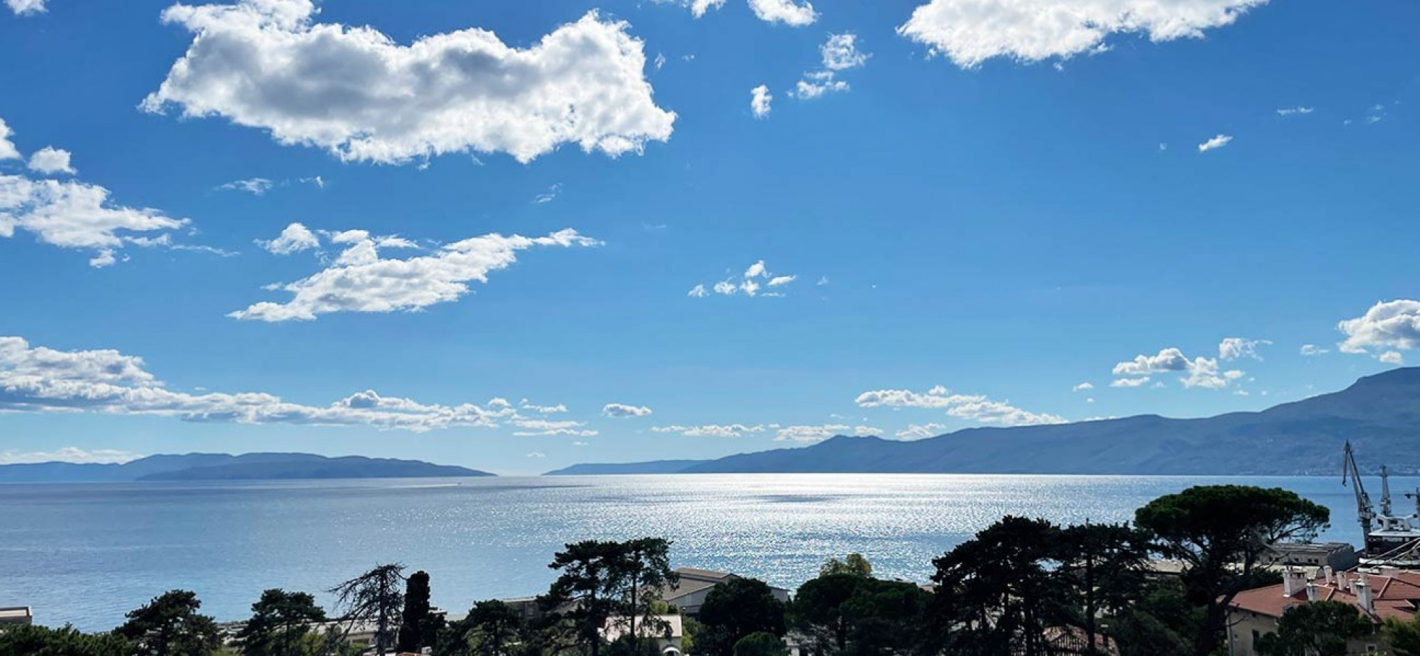 Blick von Rijeka (vom Parkdeck des Interspar) in die Kvarner Bucht