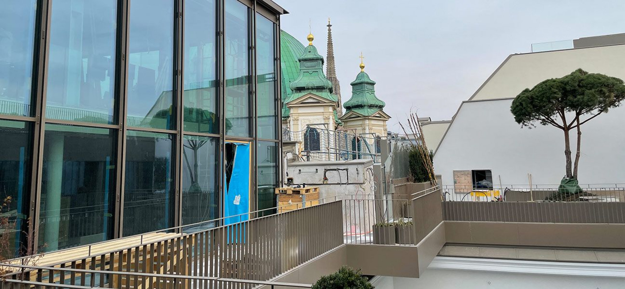 Blick vom Restaurant in den Innenhof mit Terrasse und Dachgarten. Eine Etage darüber liegt die Rooftop-Bar.