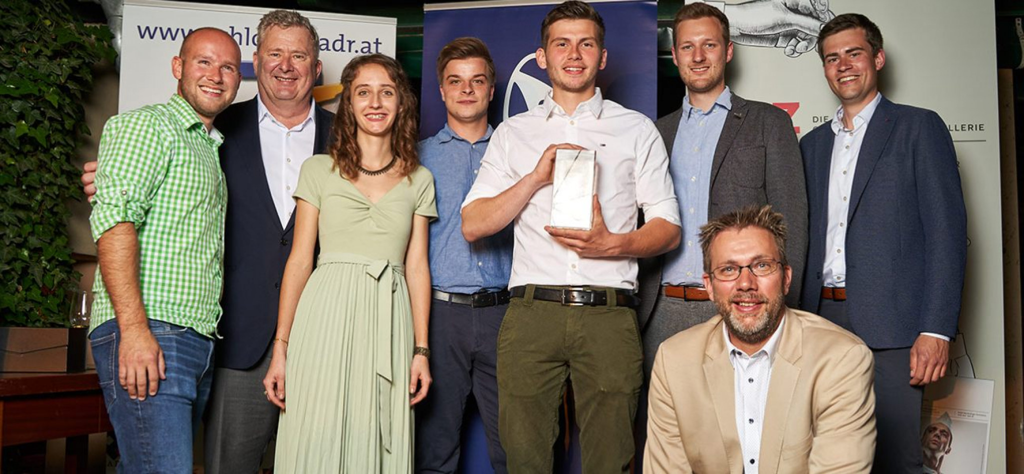 Chris Yorke und Jürgen Geyer mit den sechs Finalisten